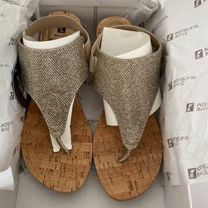 White Mountain 8.5 Light Gold/Glitter Sandals